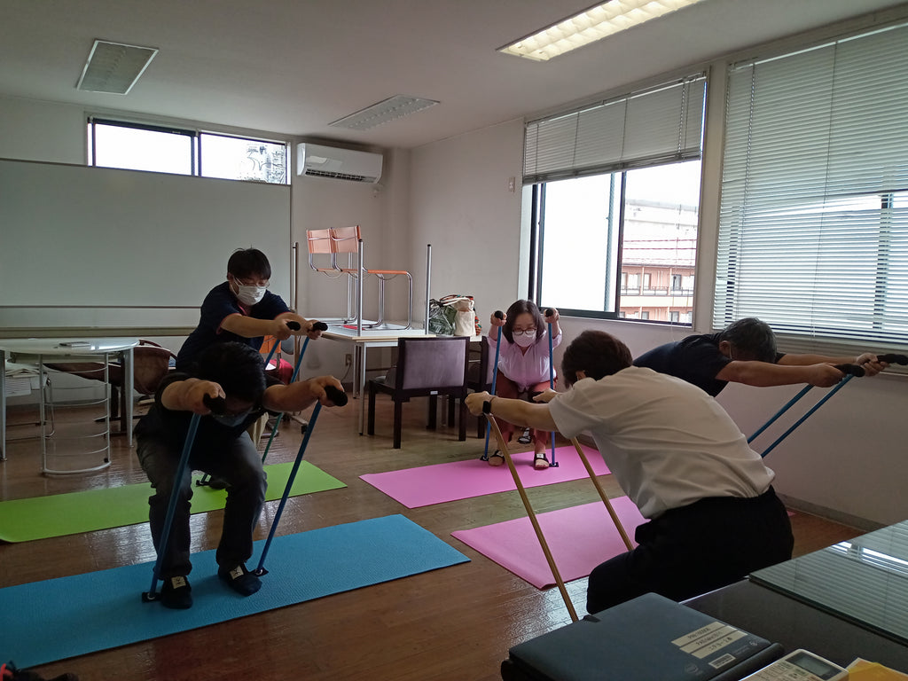 社内でソーラーポール体操の講習を受けました