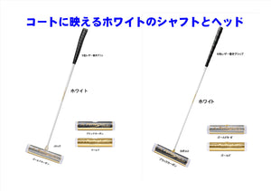コートに映えるホワイトのスティックとヘッド